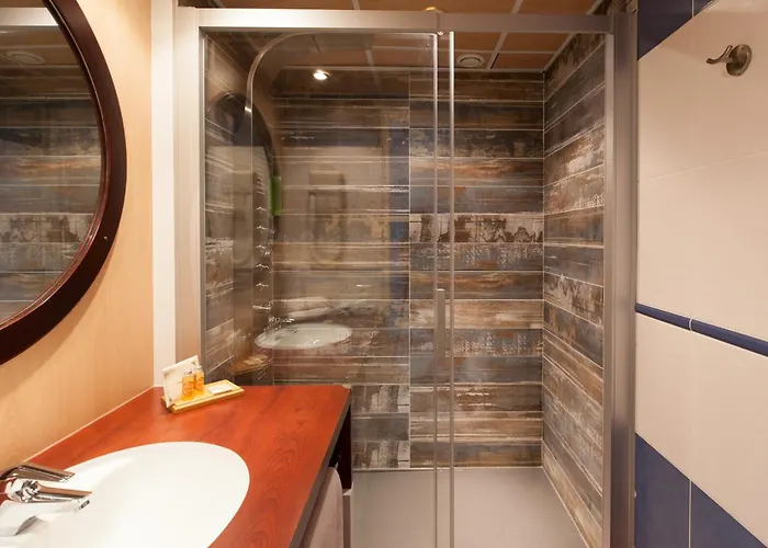 Отель Point France 4*