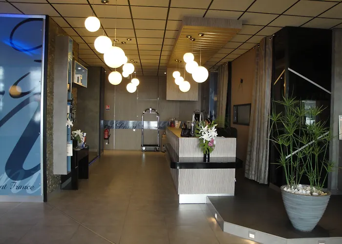 Point France Отель 4*