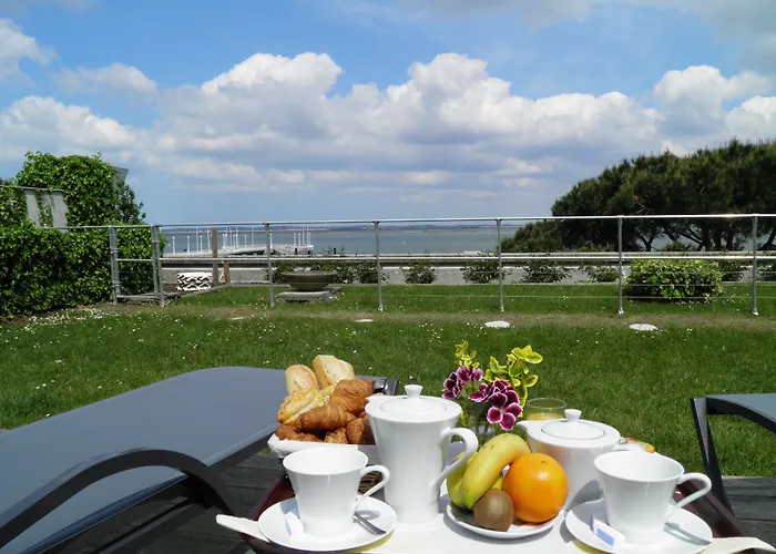 Point France Отель 4*